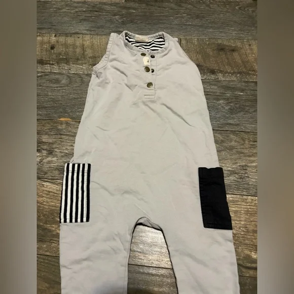 Turtledove London 1-2 years Gray Romper with Black and White Accents - Picture 2 of 8